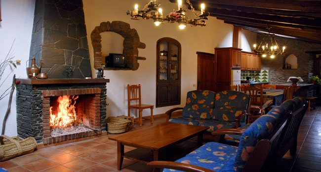 Menjador sala d'estar i cuina d'aquesta masia de lloguer. Turisme rural al Montseny