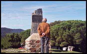 Le president Jordi Pujol contemple le monument de Can Cervera