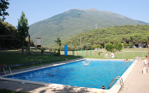 La piscina del Càmping Montseny, amb el poderós Turo de l'Home al fons.
